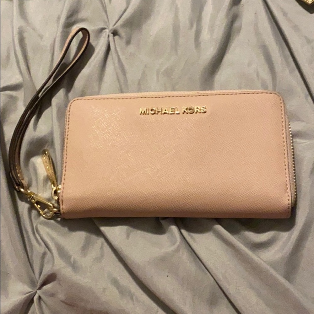 Michael kors wristlet blush